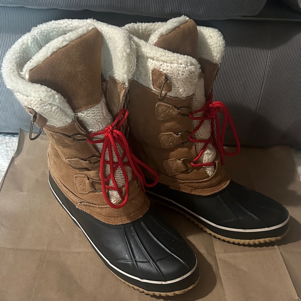 American Eagle 🦅 Outfitters Brown and Black Winter Boots with Red Laces
